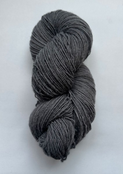 Hand-Dyed-Wool-Fingering-Storm-Cloud-002